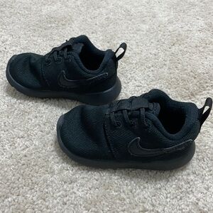 Black Nike toddler shoes